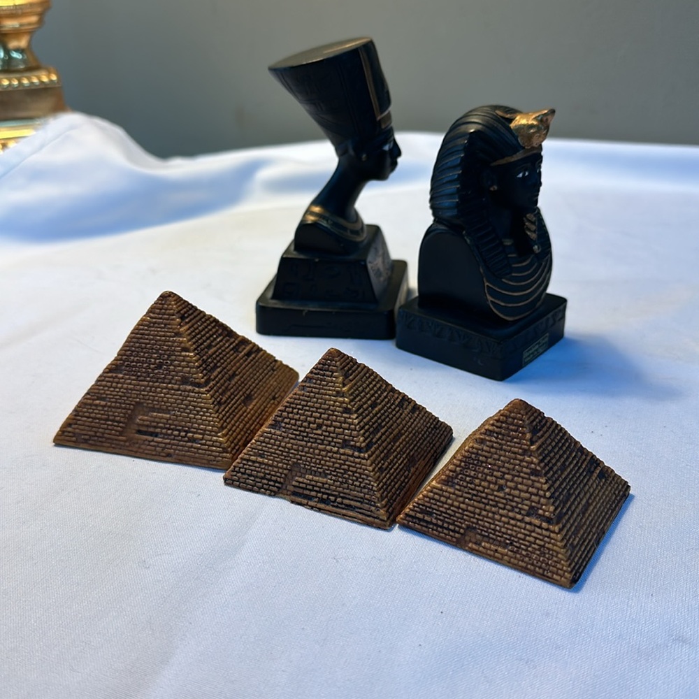 Egyptian Pharaoh Mummy and pyramids - Picture 15 of 16